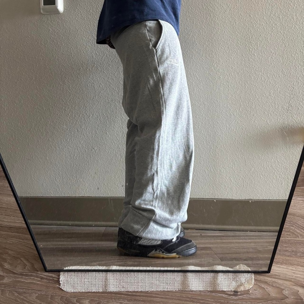 Vintage Y2K/2000s Light Grey Nike Streetwear Essential Sweatpants! Size M